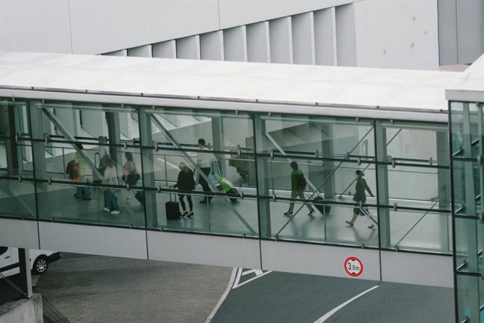 Archivo - (200615) -- COLOGNE (GERMANY), June 15, 2020 (Xinhua) -- Passengers are seen at Cologne Bonn Airport in Cologne, Germany, on June 15, 2020. The German government on Monday lifted its travel warnings for the European Union (EU) members, the Schen