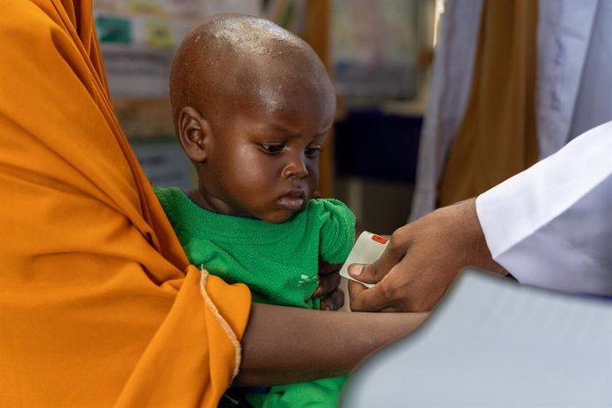 Una madre con su bebé en el campamento de desplazados internos de Tugarey, en Baidoa (Somalia).