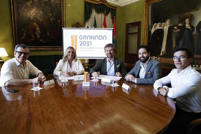 La alcaldesa con Rafael Cortegana Talavera, director de 101 Media