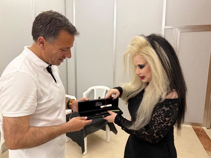 El alcalde de Albacete, Manuel Serrano, con Alaska