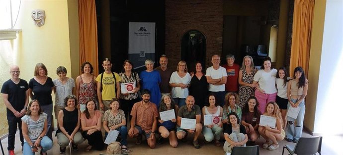 Entrega de las acreditaciones a las personas que han superado el curso para ser punto de información.