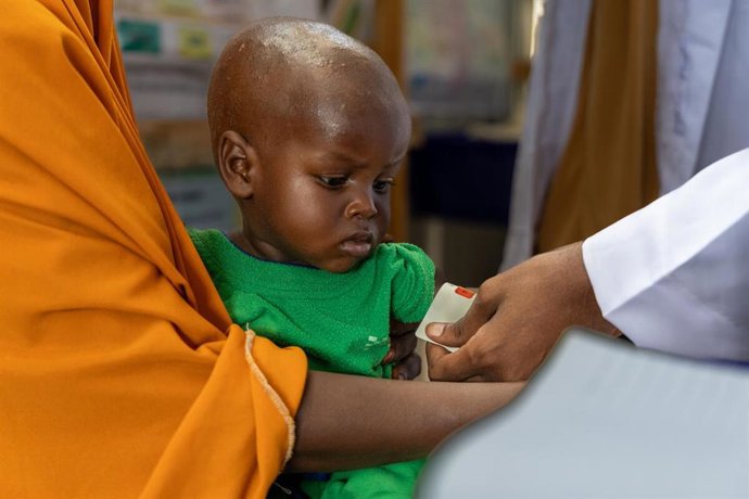 Una madre con su bebé en el campamento de desplazados internos de Tugarey, en Baidoa (Somalia).