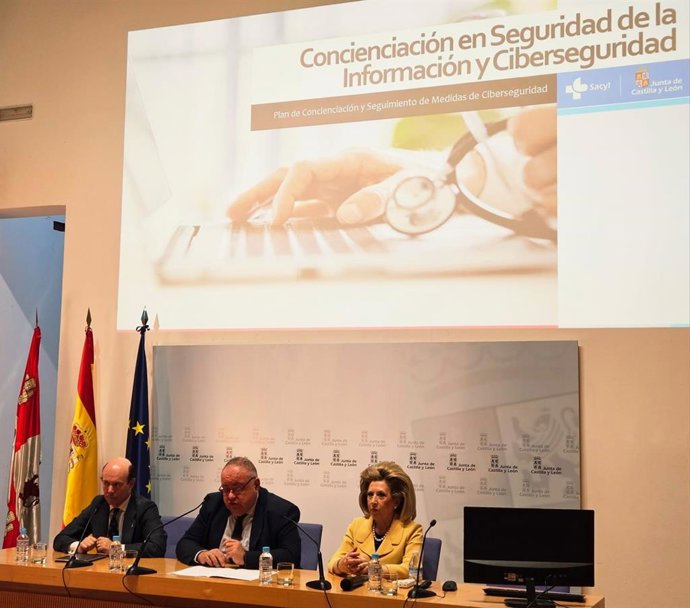 Vázquez (c), durante la presentación de la campaña.