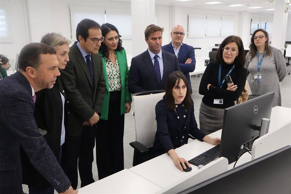 Archivo - El consejero de Justicia de la Junta, José Antonio Nieto, en las instalaciones en Bollullos de la Mitación (Sevilla) de la empresa Minsait (Grupo Indra), encargada del proyecto de digitalización de los registros civiles.