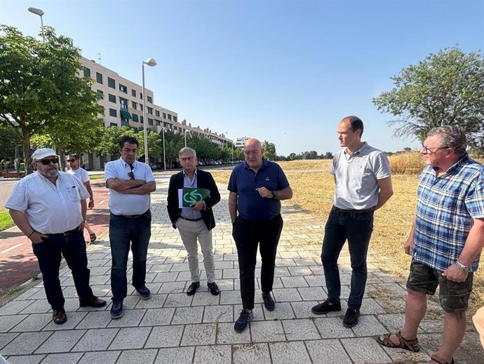 El alcalde, Jesús Julio Carnero; acompañado por el concejal de Tráfico y Movilidad, Alberto Gutiérrez Alberca; el concejal de Medio Ambiente, Alejandro García Pellitero, y el gerente de Auvasa, Eduardo Cabanillas.