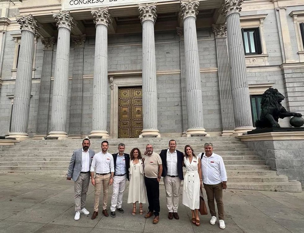 Miembros del PSOE de Málaga visitan el Congreso de los Diputados.