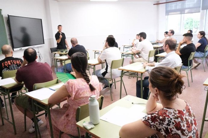 Aula de pruebas de oposición docente, opositores.