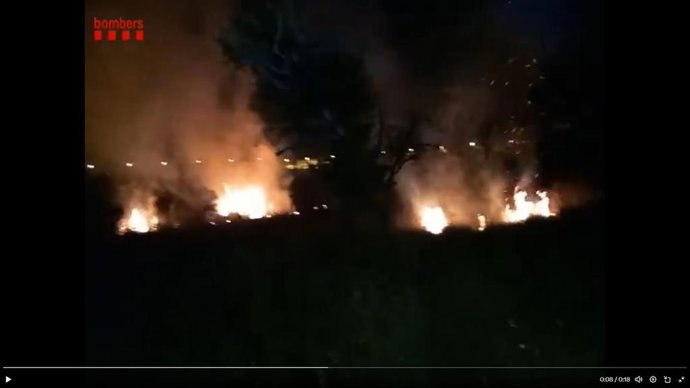 Una imagen del fuego de madrugada