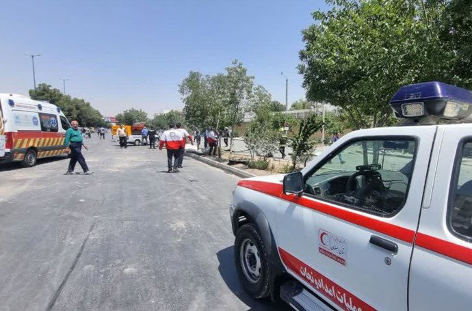 15 de junho de 2025, Isfahan, Irã: Equipes de resgate estão trabalhando do lado de fora de um prédio que foi atingido por um ataque aéreo israelense, em meio à escalada de ataques retaliatórios entre os dois países. Em 14 de junho, Israel e Irã trocaram t