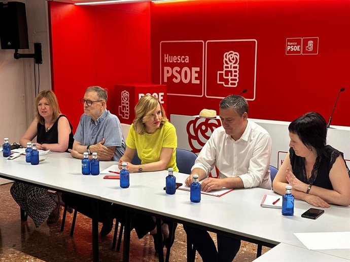 La secretaria general del PSOE Aragón, Pilar Alegría,  conversa con la diputada Lorena Canales. Entre ambas, el secretario general del PSOE Alto Aragón, Fernando Sabés, durante la reunión de la Ejecutiva provincial celebrada este sábado en Huesca.