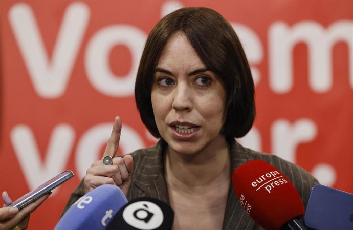 La secretaria general del PSPV-PSOE, Diana Morant, atiende a los medios antes de presidir la Comisión Ejecutiva Nacional (CEN) del PSPV. Imagen de archivo
