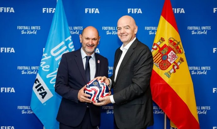 El presidente de la Real Federación Española de Fútbol (RFEF), Rafael Louzán, se reúne con el presidente de FIFA, Gianni Infantino, en Miami