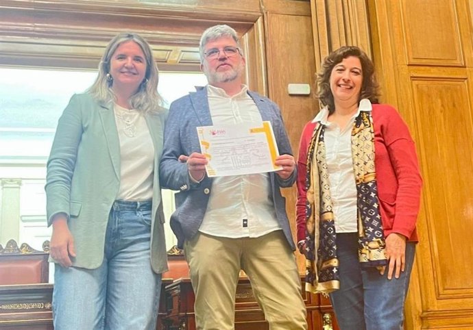 Personal del Hospital de Ciudad Real recibiendo la acreditación de UNICEF en lactancia materna