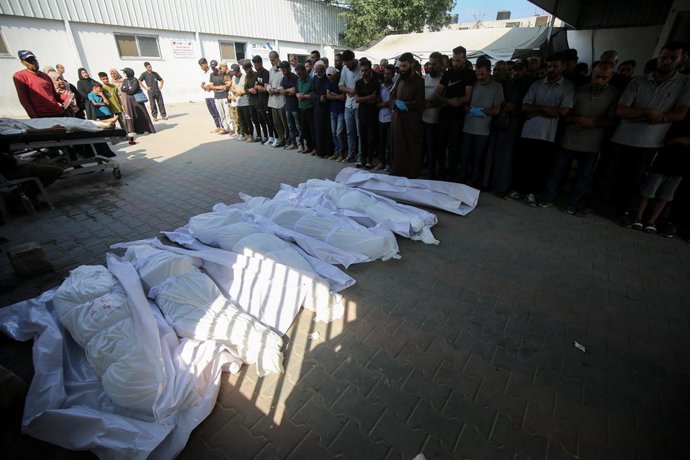 21 de junho de 2025, Cidade de Gaza, Faixa de Gaza, Território Palestino: Palestinos choram seus entes queridos que foram mortos por ataques israelenses, na Cidade de Gaza, em 21 de junho de 2025. Os corpos são retirados do necrotério do Hospital Al-Shifa