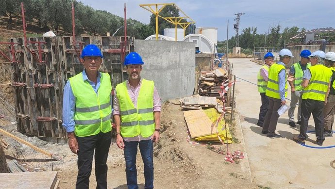 El delegado territorial de Agricultura, Pesca, Agua y Desarrollo Rural en Málaga, Fernando Fernández Tapia-Ruano, visita la EDAR de Villanueva del Rosario.