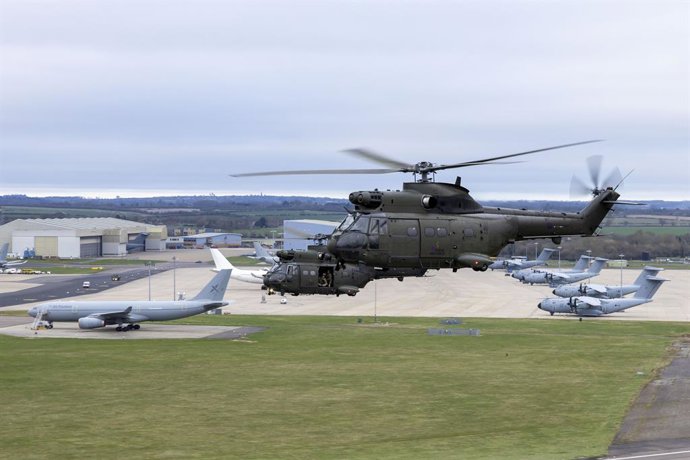Archivo - March 27, 2025: VIDEO AVAILABLE: CONTACT INFO@COVERMG.COM TO RECEIVE**Pictured: Pictured: A pair of RAF Puma Helicopters flying past RAF Brize Norton during the final flight...The Puma helicopter departs RAF Benson for the final time as it takes