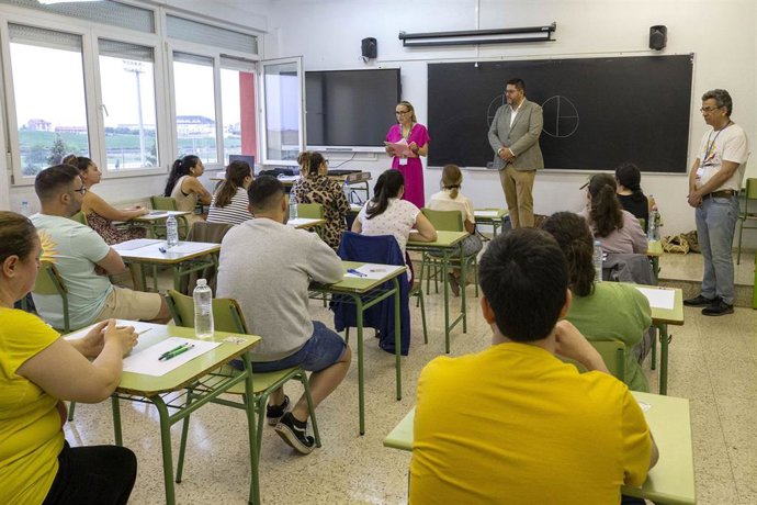 El director general de Personal Docente, Alberto Hontañón, en el inicio de las pruebas de oposiciones al Cuerpo de Maestros