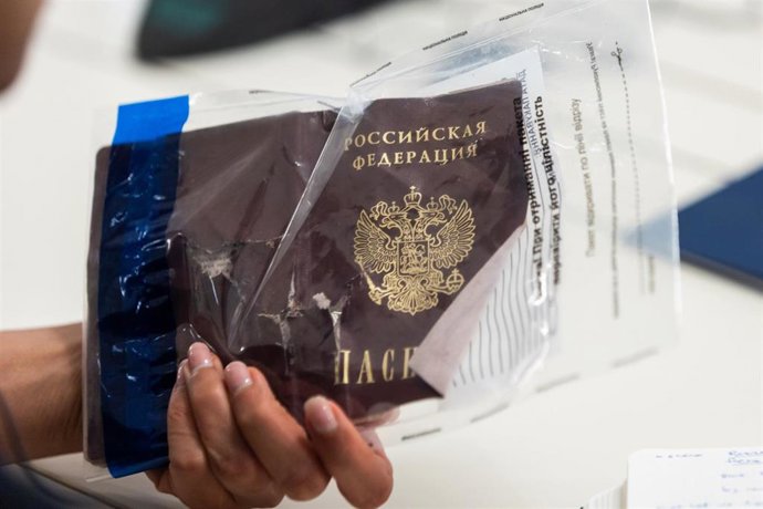 Imagen de un presunto pasaporte ruso en uno de los cadáveres entregados por Moscú a las autoridades ucranianas, según denuncia la Presidencia de Ucrania