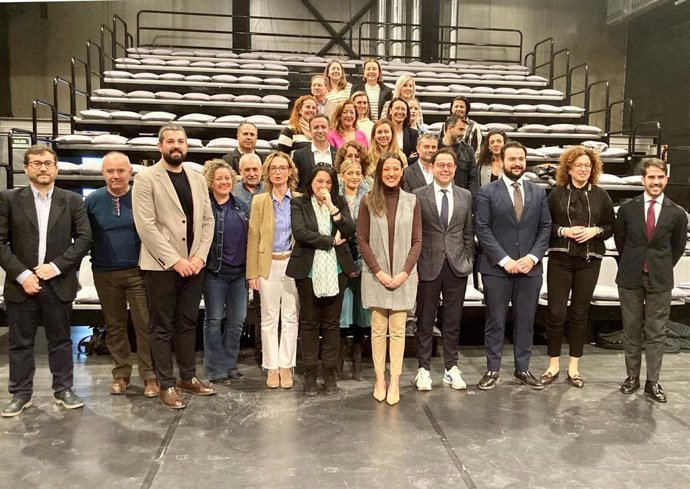 Imagen de archivo de una reunión de la consejera de Turismo, Cultura, Juventud y Deportes, Carmen Conesa, con representantes de los ayuntamientos, donde se abordó el Plan EXE