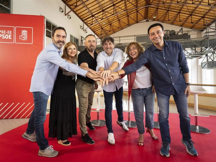 Javier Hurtado, María Jesús San José, Denis Itxaso, Eneko Andueza, Susana García Chueca y Mikel Torres, en el acto del PSE-EE en Barakaldo con motivo del primer año del Gobierno Vasco
