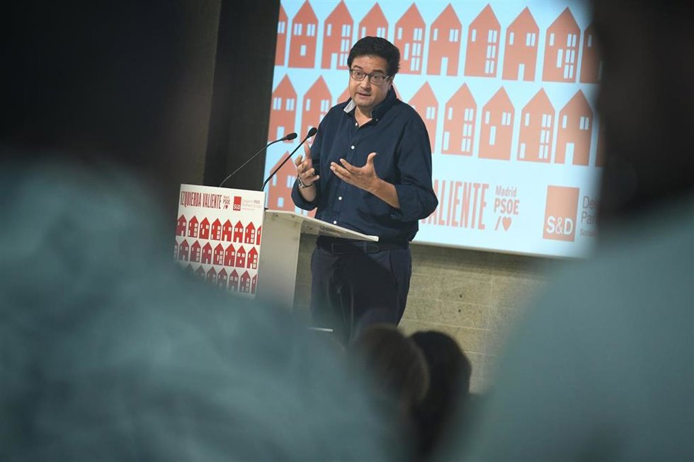 El secretario general del PSOE de Madrid y ministro de Transformación Digital y Función Pública, Óscar López, clausura la jornada 'La vivienda en Europa y en Madrid. Quinto pilar del Estado del bienestar', en el Colegio Oficial de Arquitectos de Madrid 