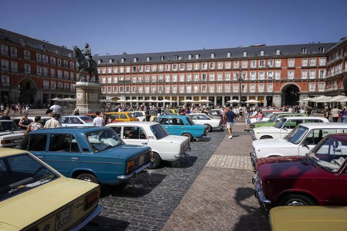 El coche más popular en los años 70, el SEAT 124, se adueña de la plaza Mayor para conmemorar su 50º aniversario.