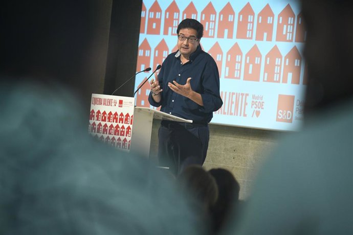 O Secretário Geral do PSOE de Madri e Ministro da Transformação Digital e Função Pública, Óscar López, encerra a conferência 'Habitação na Europa e em Madri. Quinto pilar do Estado de bem-estar", no Colegio Oficial de Arquitectos de Madrid (Colégio Oficia
