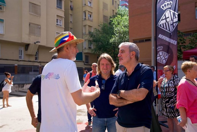 El alcalde de Barcelona, Jaume Collboni, en la inauguración de la plaza del Maresme.