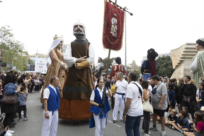 Archivo - La comparsa de Gigantes de Zaragoza durante el pasado desfile en las Fiestas de la Mercé de Barcelona.