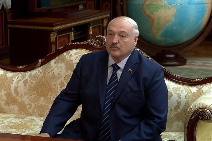 Archivo - BIELORRÚSSIA, MINSK - 16 de maio de 2025: Nesta captura de tela de vídeo, o presidente da Bielorrússia, Alexander Lukashenko, é visto durante uma reunião com o ministro da Defesa da Rússia, Belousov. Captura de vídeo. Melhor qualidade possível