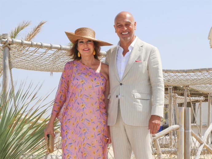 Ana Rosa Quintana y Juan Muñoz  en la boda de Álvaro Rojo en la playa de El Palmar, a 21 de Junio de 2025 en  Cádiz (España).