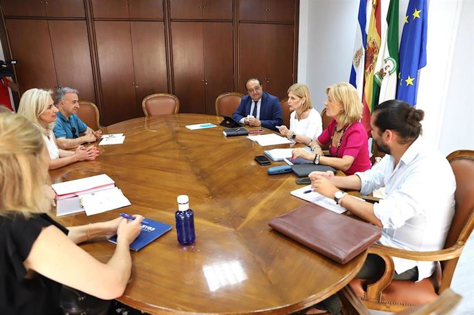 La alcaldesa de Jerez (Cádiz), María José García-Pelayo, en  un encuentro con representantes de la Asociación Unidos por Santiago.