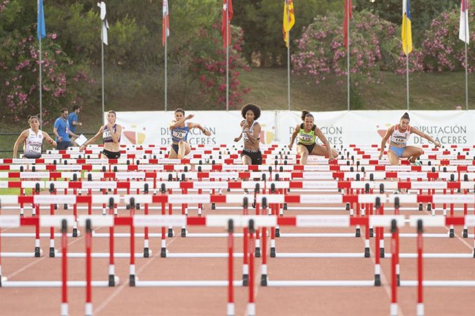 El Encuentro de Atletismo Diputación de Cáceres se ha celebrado este pasado viernes en el Complejo Deportivo El Cuartillo