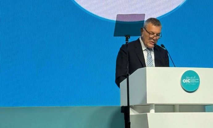 El jefe de la UNRWA, Philippe Lazzarini, durante el encuentro de Exteriores de la OIC en Estambul, a 21 de junio de 2025