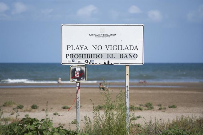 Archivo - Imagen de archivo de un cartel de advertencia en la playa de Massalfassar (Valencia).