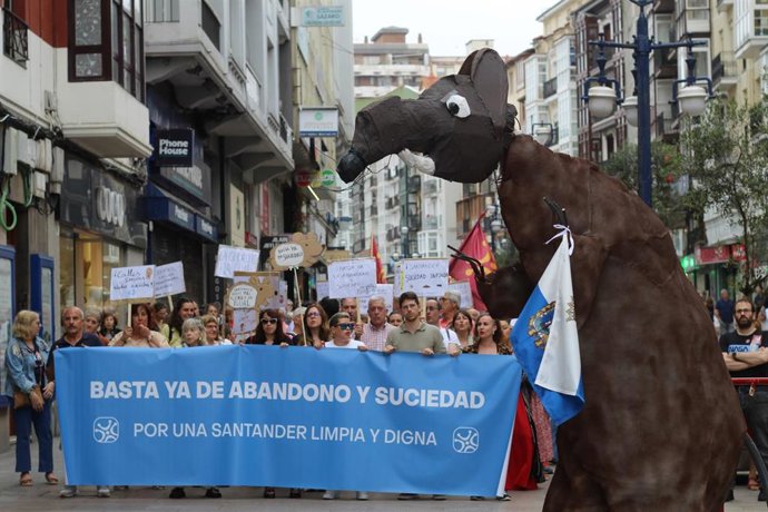 Cientos de personas protestan en Santander contra el "pésimo" estado de limpieza e higiene de la ciudad