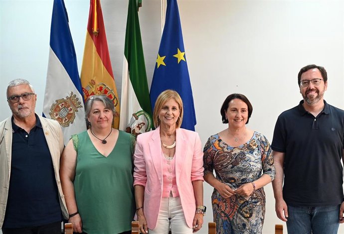 La alcaldesa de Jerz, María José García-Pelayo, junto a la delegada de Empleo, Trabajo Autónomo, Comercio y Empresa, Nela García Jarillo, y las dos nuevas incorporaciones del programa 'Magister'.