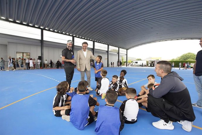 Camargo inaugura la cubierta de la pista polideportiva de Escobedo