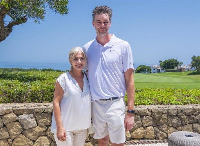 La consejera de Cultura y Deporte, Patricia del Pozo, junto al exjugador de baloncesto, Pau Gasol.