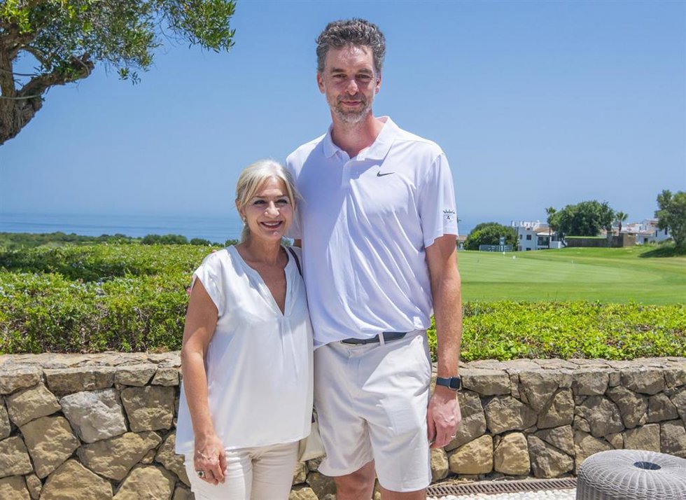 La consejera de Cultura y Deporte, Patricia del Pozo, junto al exjugador de baloncesto, Pau Gasol.
