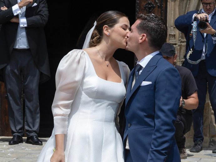 Chema Esteban y Lorena Elorriaga salen de la iglesia tras darse el "sí quiero" a 21 de Junio de 2025 en Bilbao (España).