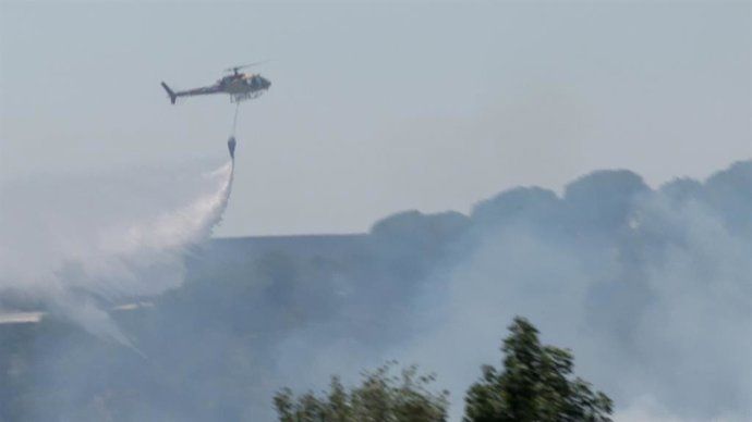 Un incendi de vegetació a Martorell (Barcelona)