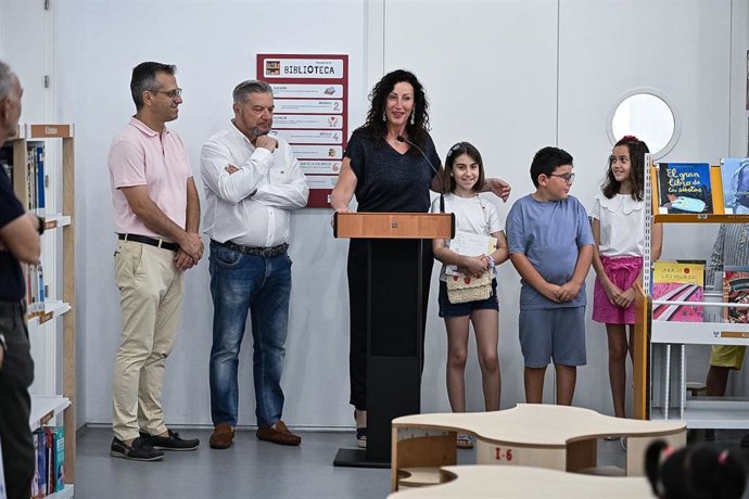 La alcaldesa de Almería, María del Mar Vázquez, en la inauguración de la sala infantil de la Biblioteca Central José María Artero.