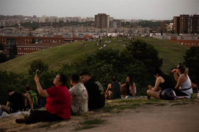 Varias personas observan el atardecer, en el Cerro del Tío Pío, conocido como Parque de las Siete Tetas, a 20 de junio de 2025, en Madrid (España). Este sábado 21 de junio, a las 2 horas 42 minutos UTC, según cálculos del Observatorio Astronómico Nacional