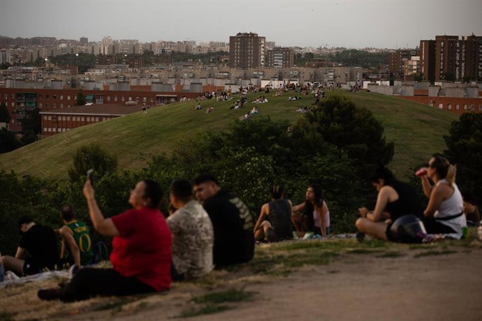 Varias personas observan el atardecer, en el Cerro del Tío Pío, conocido como Parque de las Siete Tetas, a 20 de junio de 2025, en Madrid (España). Este sábado 21 de junio, a las 2 horas 42 minutos UTC, según cálculos del Observatorio Astronómico Nacional