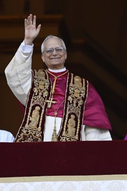 Archivo - El cardenal Robert Prevost, Papa León XIV, el Papa número 267 de la historia, comparece ante sus fieles, en el balcón de la Basílica de San Pedro, a 8 de mayo de 2025, en La Ciudad del Vaticano (El Vaticano). El humo de la cuarta fumata del Cónc