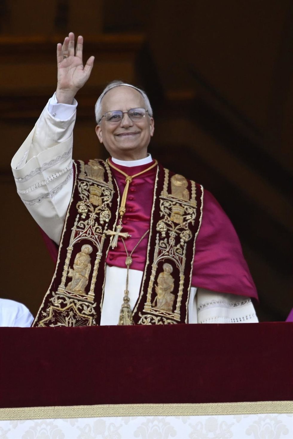 Archivo - El cardenal Robert Prevost, Papa León XIV, el Papa número 267 de la historia, comparece ante sus fieles, en el balcón de la Basílica de San Pedro, a 8 de mayo de 2025, en La Ciudad del Vaticano (El Vaticano). El humo de la cuarta fumata del Có