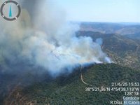 Despliegan una docena de medios aéreos contra un incendio forestal activo en Villaviciosa de Córdoba