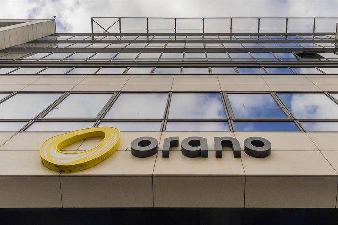 Archivo - May 15, 2025, Chatillon, France, France: Chatillon, France May 15, 2025 - The logo of French uranium mining company Orano is displayed on the facade of the company's headquarters. Orano has announced its 2024 results, with higher sales and profi