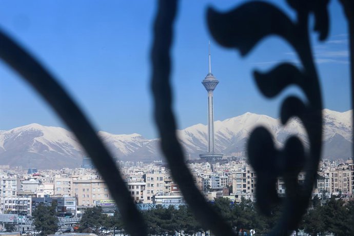 Archivo - February 22, 2023, Tehran, Tehran, Iran: A picture shows Tehran's Milad Tower backdropped by a snow-covered mountain. Germany declared two Iranian diplomats persona non grata in response to Tehran's death sentence for German-Iranian dissident Ja
